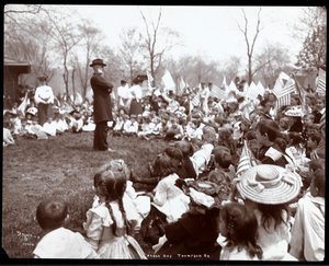 1904年にニューヨークのトンプキンススクエアパークでアーバーデーに芸人を見ている子供たち（銀ゼラチンプリント）